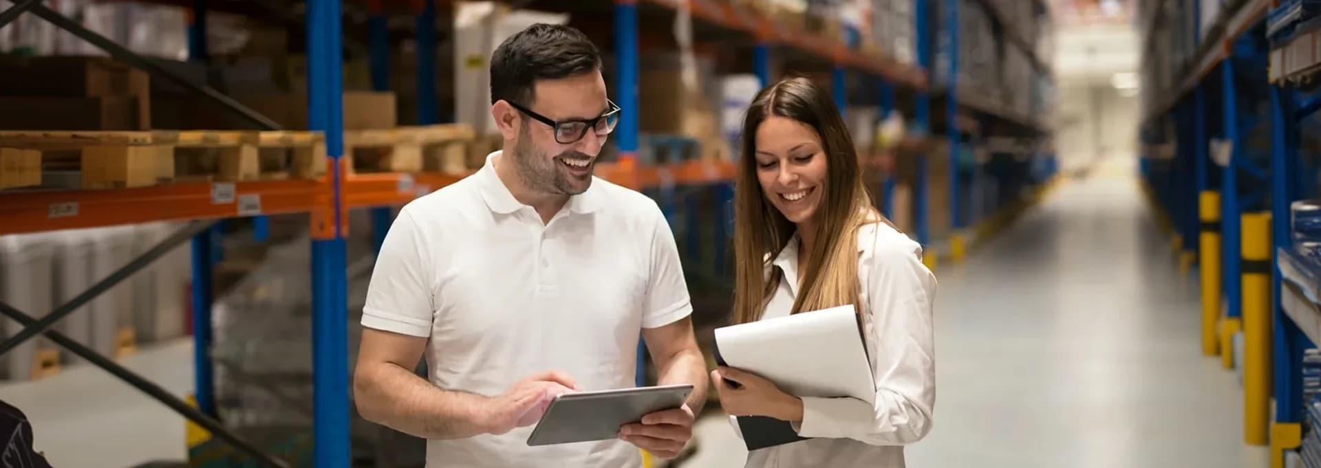 Profissionais analisando documentos em um armazém